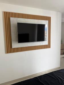 Μια τηλεόραση ή/και κέντρο ψυχαγωγίας στο Moderno apartamento amoblado 2 habitaciones