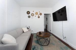 TV a/nebo společenská místnost v ubytování The Outstand NYC