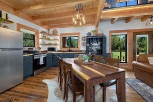 Kuchyň nebo kuchyňský kout v ubytování Cades Cabin