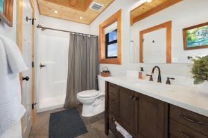 Koupelna v ubytování Cades Cabin + 45 fotografií