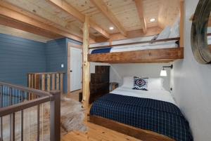 Postel nebo postele na pokoji v ubytování Cades Cabin