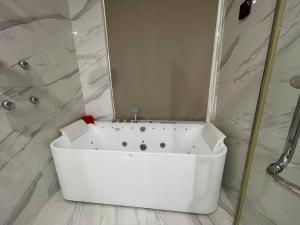 Ванная комната в Moonlight Stay Tay Ho +12 фотографий