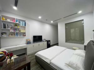 Телевизор и/или развлекательный центр в Moonlight Stay Tay Ho