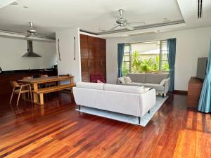 Χώρος καθιστικού στο Luxury Pool Villa Bangtao Phuket close to beach