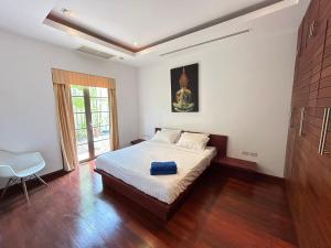 Ένα ή περισσότερα κρεβάτια σε δωμάτιο στο Luxury Pool Villa Bangtao Phuket close to beach +19 φωτογραφίες