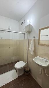 阿拉亚尔达茹达Recanto D'Ajuda的带淋浴、马桶和水槽的浴室