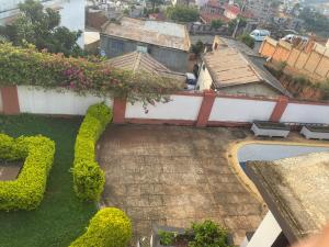 een luchtfoto van een gebouw met planten en bloemen bij 米帝亚 in Mandriankeniheny