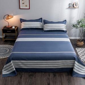 een blauw en wit bed in een slaapkamer bij 米帝亚 in Mandriankeniheny