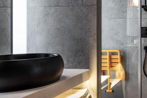a black bowl on a shelf in a bathroom at Holiday Inn Express Guangzhou Baiyun Airport T2 by IHG in Huadu
