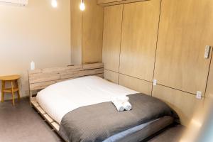 Ένα ή περισσότερα κρεβάτια σε δωμάτιο στο Toya Tiny Cabin 洞爺タイニーキャビン
