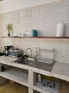 een keuken met een spoelbak en een aanrechtblad bij Tayau Bungalows B3 in Lo de Marcos