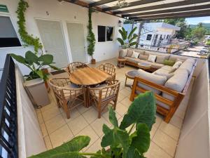 een balkon met een tafel en stoelen en een bank bij Tayau Bungalows B3 in Lo de Marcos +5 foto's