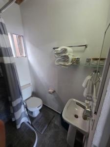 een kleine badkamer met toilet en wastafel bij Tayau Bungalows B3 in Lo de Marcos