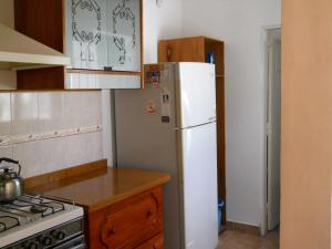 a kitchen with a white refrigerator and a stove at Chalet céntrico super cómodo in Miramar