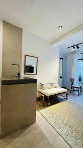 un salon avec un canapé et une table dans l'établissement Luxury mini, beautiful tip, à Punta Hermosa