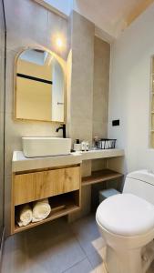 une salle de bain avec des toilettes blanches et un lavabo dans l'établissement Luxury mini, beautiful tip, à Punta Hermosa 58 autres photos