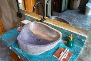 - Baño con lavabo y encimera en Peaceful 1BR Private Villa in Sayan Ubud, en Ubud