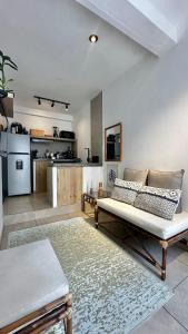 un salon avec un canapé et une cuisine dans l'établissement Luxury mini, beautiful tip, à Punta Hermosa