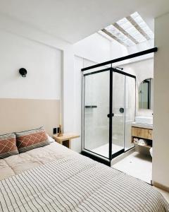 - une chambre avec un lit et une porte en verre dans l'établissement Luxury mini, beautiful tip, à Punta Hermosa