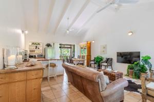 Η κουζίνα ή μικρή κουζίνα στο Treescape Hideaway Port Douglas - Near the beach