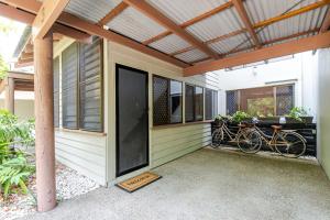 Μια τηλεόραση ή/και κέντρο ψυχαγωγίας στο Treescape Hideaway Port Douglas - Near the beach