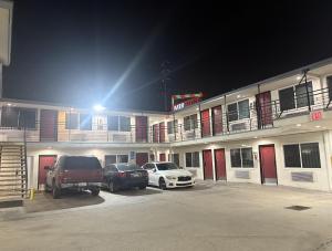 un hotel con auto parcheggiate in un parcheggio di Mirror Motel a Los Angeles