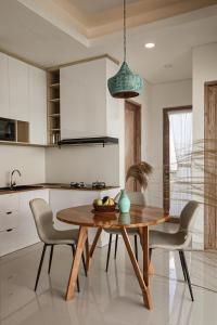 una cucina con un tavolo con una ciotola di frutta sopra di Giegie Villa a Tanah Lot