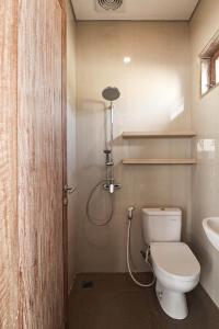 un bagno con wc, lavandino e doccia di Giegie Villa a Tanah Lot Altre 10 foto