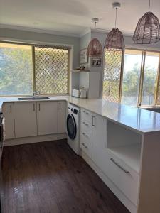 Una cocina o cocineta en Sunset Views, 5 Mins to Beaches, Quirky Retreat