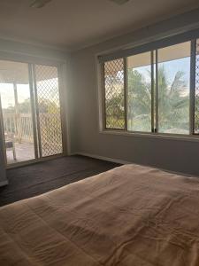 Una cama o camas en una habitación de Sunset Views, 5 Mins to Beaches, Quirky Retreat