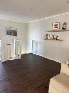 Un lugar para sentarse en Sunset Views, 5 Mins to Beaches, Quirky Retreat