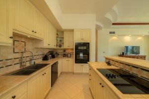 cocina grande con armarios blancos y fregadero en Bella Vista 3A 3BR Ocean View, en Isla Herradura