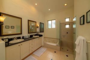 Un baño grande con dos lavabos y una ducha. en Bella Vista 3A 3BR Ocean View, en Isla Herradura 39 fotos más