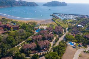 una vista aérea de una casa al lado del agua en Bella Vista 3A 3BR Ocean View, en Isla Herradura