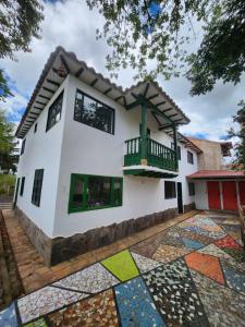 莱瓦镇Hotel Posada Santa María Villa de Leyva的前面有马赛克地板的房子