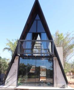 a building with a balcony on top of it at Chalé em Frente ao Terroir Pantanal in Aquidauana