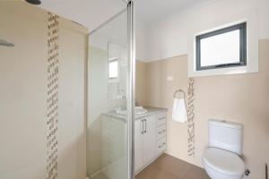 Et badeværelse på Blue Tides Getaway + 11 billeder