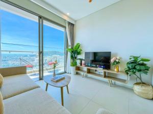 Μια τηλεόραση ή/και κέντρο ψυχαγωγίας στο The Sóng Apartment Near Beach Luxury - Căn Hộ Nghỉ Dưỡng Hồ Bơi Vô Cực Mr Tú