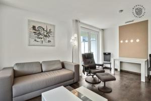un soggiorno con un divano e due poltrone di Markgraf Apartments Haus 2 a Hertingen