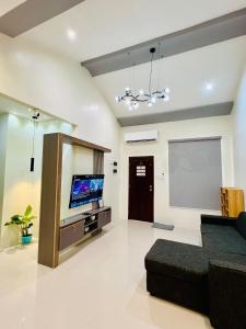 Φωτογραφία από το άλμπουμ του Stylish 3BR Residence - Smart Bath - Cozy Vibes σε Lagao III +29 φωτογραφίες