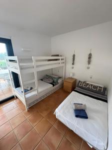 een kamer met twee stapelbedden in een kamer bij Duplex Laura in Punta Grossa