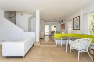 Khu vực ghế ngồi tại Villa Ona