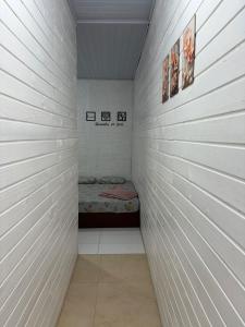 un piccolo corridoio con un piccolo letto in una camera di Pousada Fruteira do Heraldo a São Gabriel Altre 3 foto