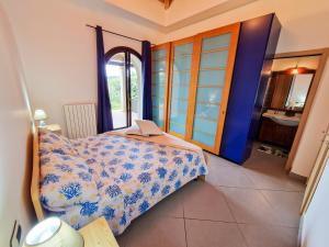 una piccola camera da letto con un letto e un bagno di Villa Corallo ad Alghero Altre 34 foto