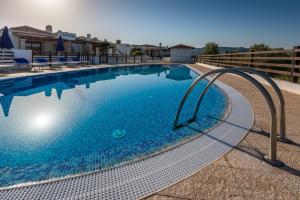 una grande piscina con acqua azzurra di Villa Corallo ad Alghero