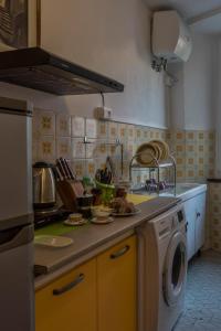 una cocina con estufa y lavadora en Roby's Flat, en Vernazza