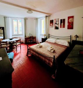 Un dormitorio con una cama grande y una mesa. en Roby's Flat, en Vernazza 10 fotos más