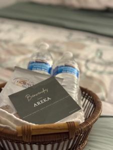 ベラクルスにあるCasa Arekaのバスケットの中に本と水のボトルが2本