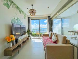 Μια τηλεόραση ή/και κέντρο ψυχαγωγίας στο The Sóng Apartment Near Beach Luxury - Căn Hộ Nghỉ Dưỡng Hồ Bơi Vô Cực Mr Tú