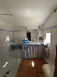 ein weißes Badezimmer mit Badewanne und Waschbecken in der Unterkunft La Thébaïde in Saint-Marc-Jaumegarde + 7 Fotos